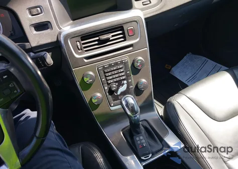 2013 Volvo S60 T5/T5 Platinum/T5 Premier/T5 Premier Plus z USA, uszkodzony, nr VIN YV1612FS1D2190732